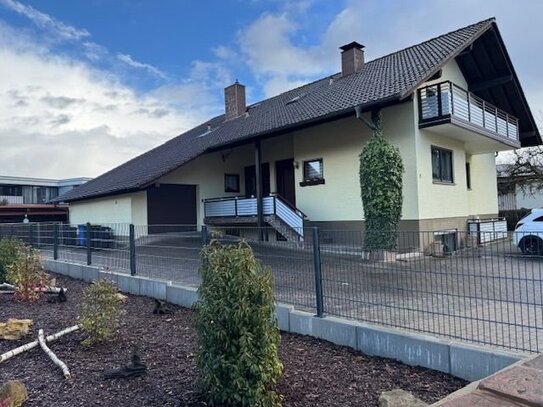 Gepflegtes Einfamilienhaus mit Einliegerwohnung, Garage und Carport im Zentrum von Walldürn