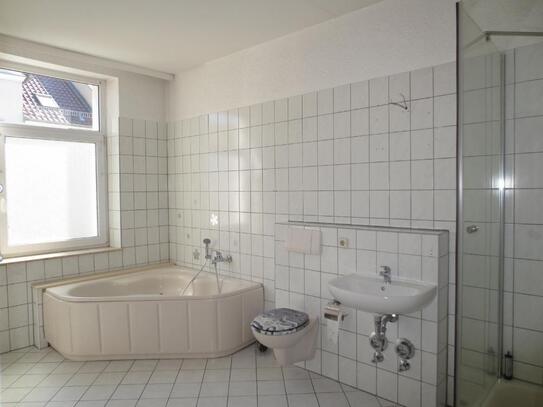 Objekt-Nr.: 74/22 - schöne vermietete 3-Zimmer-Etagen-ETW mit Wanne, Dusche und Balkon im 1. OG in Plauen