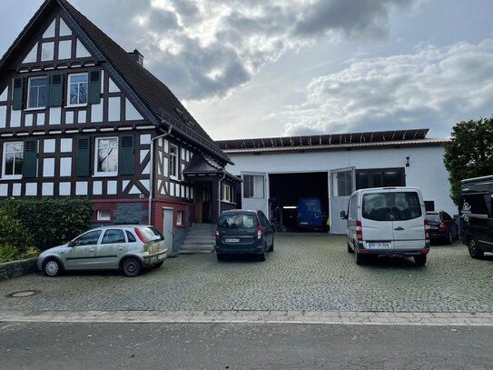 Mehrfamilienhaus mit großem Nebengebäude (Werkstatt)