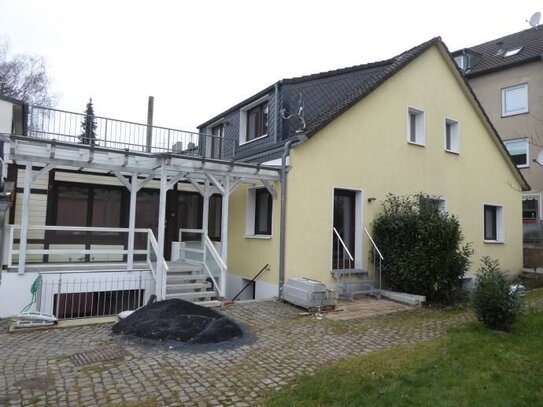 Frisch saniertes, freistehendes Ein-Zweifamilienhaus + Büroräume im UG + Garage in zweiter Reihe der Wupperstraße