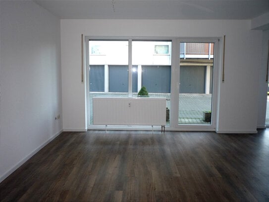 Schönes renoviertes Apartment mit kleiner Terrasse.! Zentrale Lage!