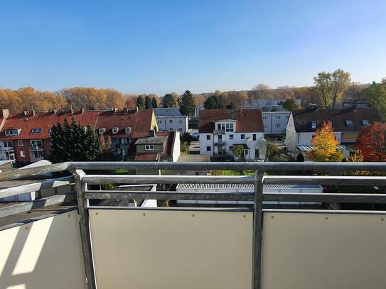 Schöne Wohnung mit Küche, Balkon und Aufzug im 5 Obergeschoss