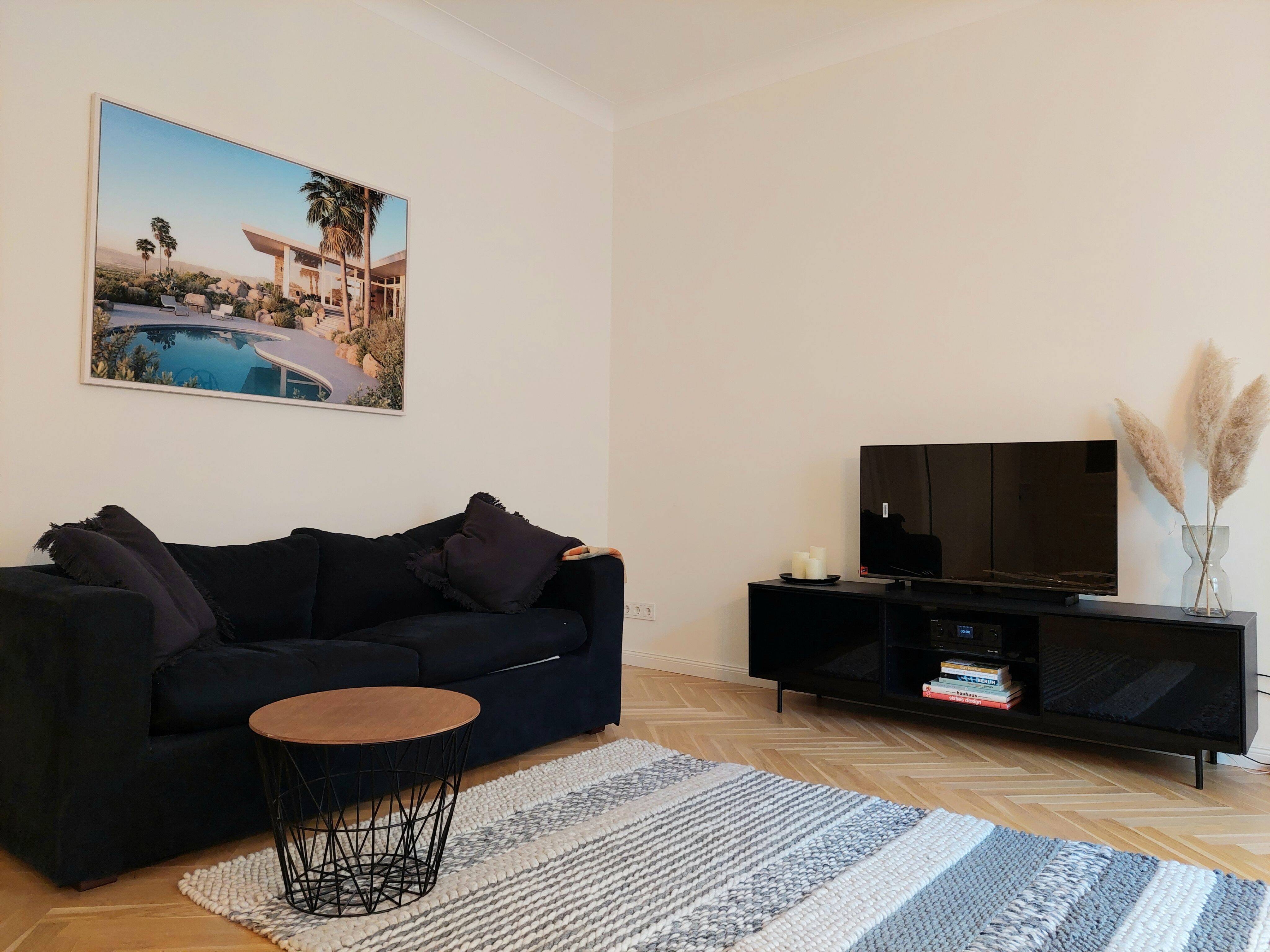 Ruhig, frisch renoviert und voll möbliert ein Schlafzimmer Innenhof Wohnung im dritten Stock mit Straßenparkplatz. - Photo 1