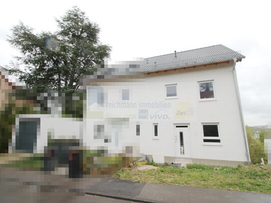 Provisionsfrei! Einfamilienhaus als Doppelhaushälfte und PKW-Stellplatz in Reutlingen.