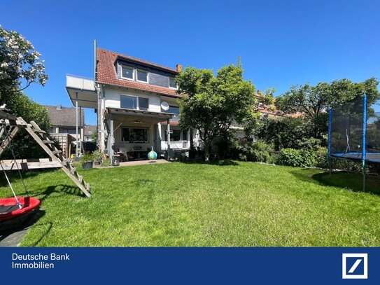 Großes Reihenendhaus mit 2 Balkonen, Terrasse, Garten, Garage & Carport in Godshorn