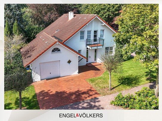 Charmantes Einfamilienhaus mit Garage, Loggia und sonnigem Garten