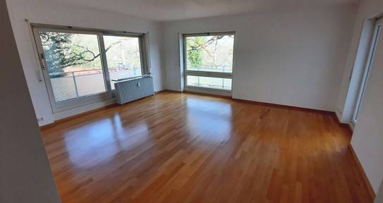 +++ Frisch sanierte 4 Zimmer Wohnung + herrlicher Ausblick + nahe Innenstadt + Balkon & Loggia +++