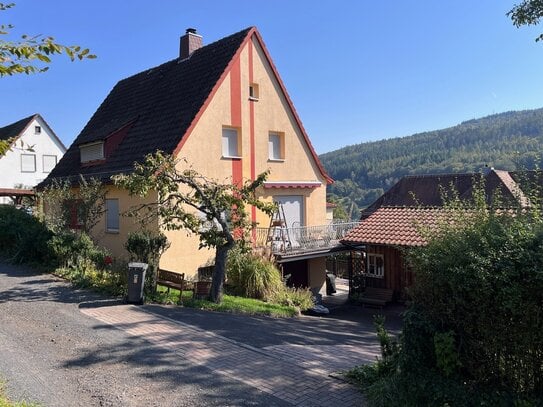 Wieder verfügbar! Top gepflegtes, modernisiertes Einfamilienhaus inkl. Nebengebäude, Carport und Garten in Bad Brückena…