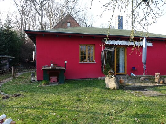 2 Häuser, 1 Preis: Bungalow von 2002 + teil-vermieteter Altbau u. großem Garten