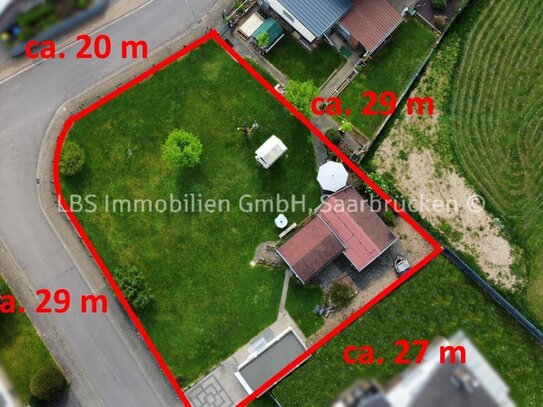 Baugrundstück in Losheim, Ortsteil Niederlosheim - 745 m² - Eckgrundstück mit Garage und Gartenhaus