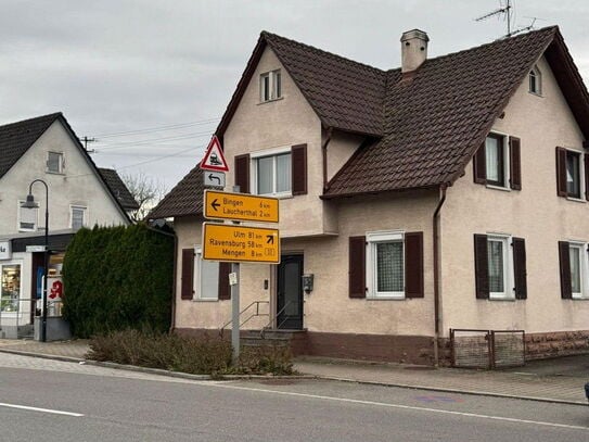 Großes Haus mit Garten / Garage im Ortskern zu Vermieten teilmöbiliert.