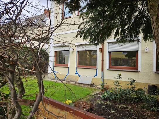 sonnige 3 Zimmer- EG- Terrassen Wohnung mit Garten