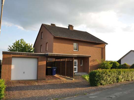 Ruhig gelegenes Einfamilienhaus mit Einliegerwohnung, Garage und Carport in Warburg-Menne