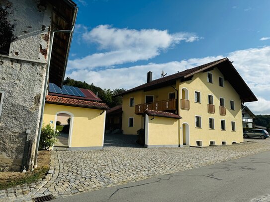 Naturliebhaber aufgepasst + Dreiseitenhof in Waldkirchen. Auf einem Grundstück von 2900 QM steht ein Neubau, Altbau und…