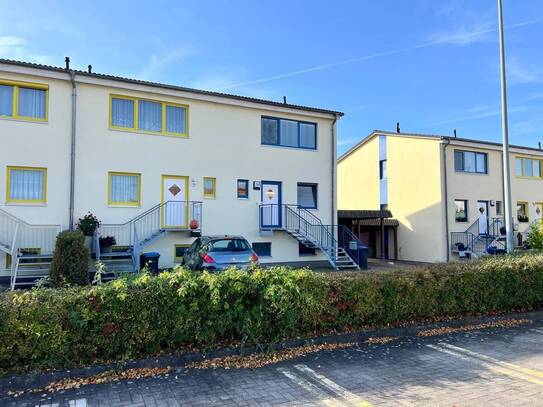 HORN IMMOBILIEN ++ Neubrandenburg Brodaer Höhe, renoviertes Reihenendhaus mit Keller und Carport