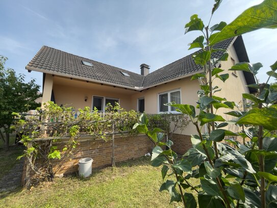 Gepflegtes Einfamilienhaus mit viel Platz, Garage im Haus und kleinen Garten