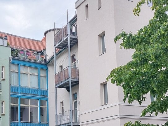 Sanierte 4-Zimmer-Altbauwohnung mit Balkon im Dachgeschoss zu vermieten, Fahrstuhl vorhanden.