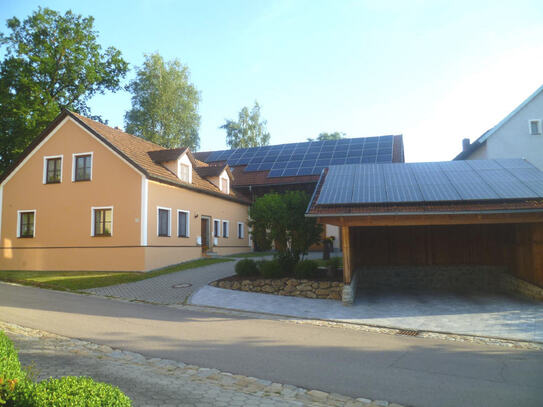 Charmantes Zweifamilienhaus mit Nebengebäude und PV-Anlage in Schönthal