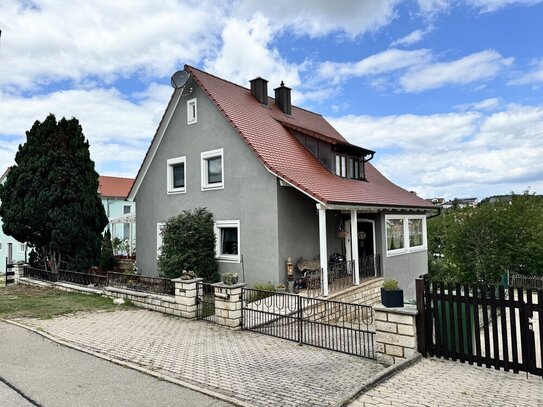 RESERVIERT - NEUBAUFLAIR - Einfamilienhaus mit zwei Garagen und Garten