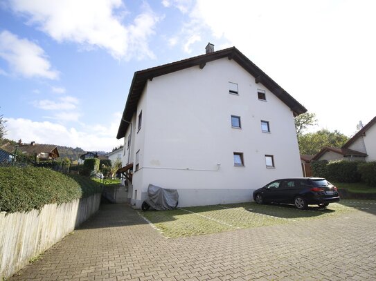 Attraktive 2,5-Zimmer Wohnung mit Balkon und Carport