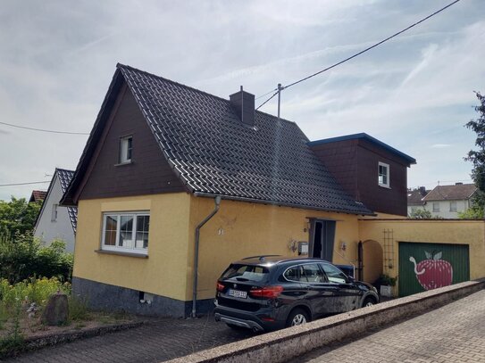 Freistehendes Wohnhaus mit Wintergarten, Garage, Stellplätzen und großem Garten, in ruhiger Lage von Völklingen OT