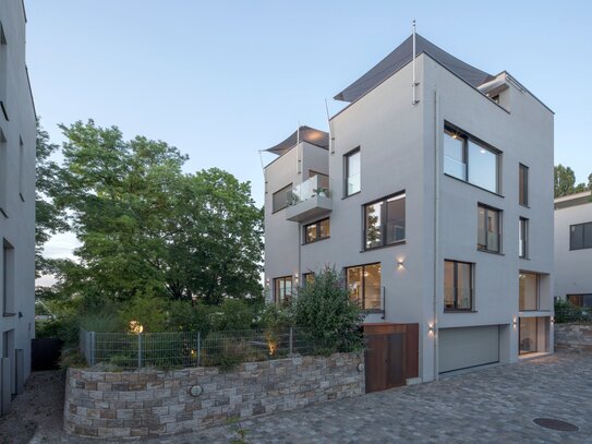 Luxuriöse Familien - Villa in moderner Architektur High-End- Luxusausstattung mit großer Dachterrasse, Einliegerwohnung…