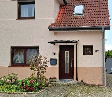 Doppelhaushälfte mit Carport, Kaminofen und Pool im Garten