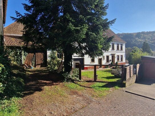 Ehemaliges Bauernhaus mit Scheune und Garage in ruhiger Seitenstraße