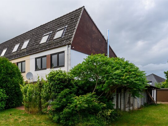 Großburgwedel - Familienfreundliches Reihenendhaus mit Ausbaureserve, großem Garten und zwei Garagen