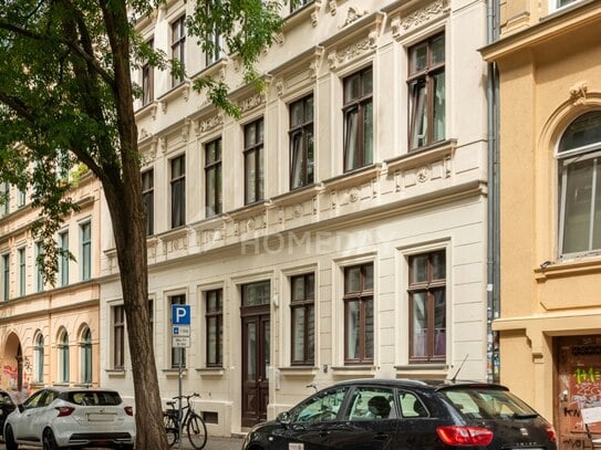 Attraktive 3-Zimmer-Wohnung im sanierten Denkmalbau: Balkon & historische Details in der Südvorstadt