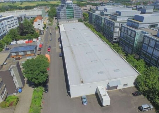 **Ca. 1.800 m² Hallenfläche(teilbar)-Rampe/ebenerdig- 150 m² Büro in Eschborn zu vermieten**