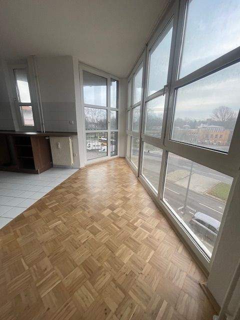 Helle 3 Zimmer Wohnung mit Balkon, Einbauküche und Aufzug! - Photo 1