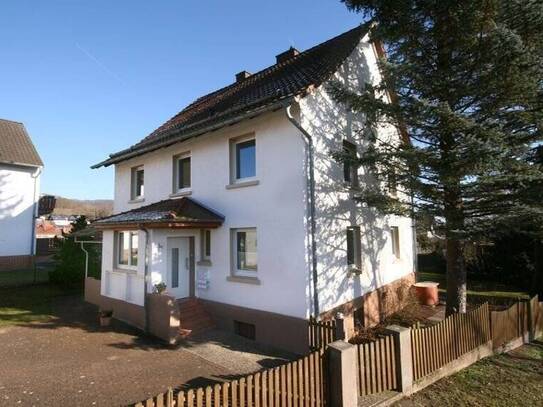 gepflegtes Ein-Zweifamilienhaus mit 2 Garagen und kinderfreundlichem Garten in ruhiger Ortsrandlage von Meinhard