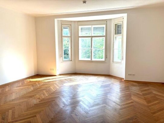 Kompl. saniert mit toller EBK, sehr helle 3-Zi-Altbau-Wohnung, Altbogenhausen!