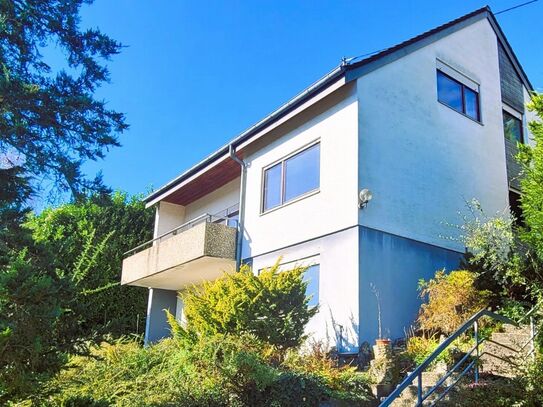 Zweifamilienhaus mit Garten, Garage und toller Aussicht!