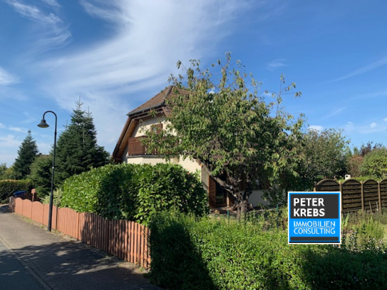 Freistehendes Einfamilienhaus mit Doppelgarage, Werkstatt und Garten