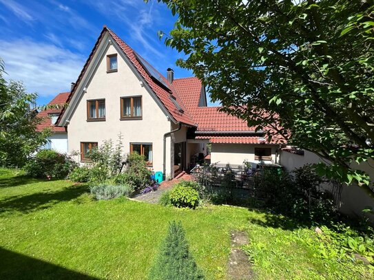 Großzügiges 1-2Familienhaus, überwiegend renoviert, mit 40m² Garage in guter Lage von Uhingen.