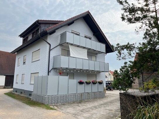 ** Helle & freundliche 3 ZBK in Leerstetten mit Balkon DG