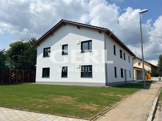 Erstbezug - Helle 2-Zimmer-Wohnung mit Balkon und Carport in Hunderdorf im Obergeschoss (WHG 04)