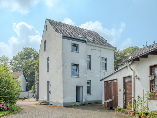 Zweifamilienhaus mit Werkstatt / Atelier, Garagen und Garten im Solinger Süden