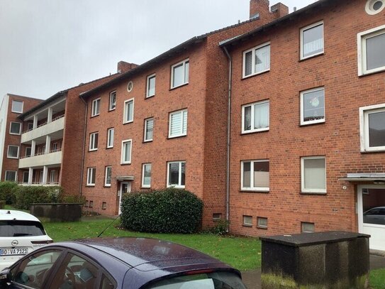 Jetzt zugreifen: renovierte 2,5 - Zimmer-Erdgeschoss- Wohnung mit Balkon, sofort anmietbar!