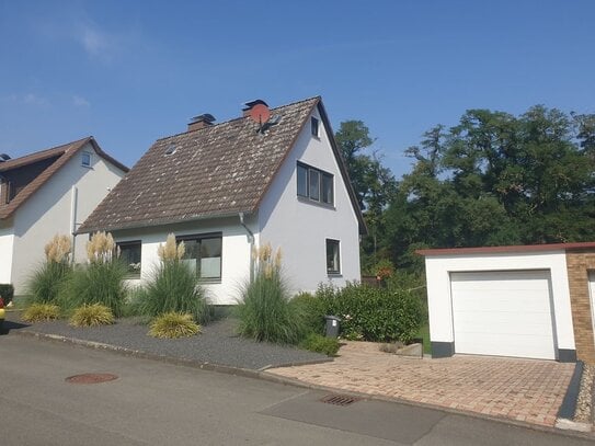 Freistehendes Einfamilienhaus mit Garten und Garage