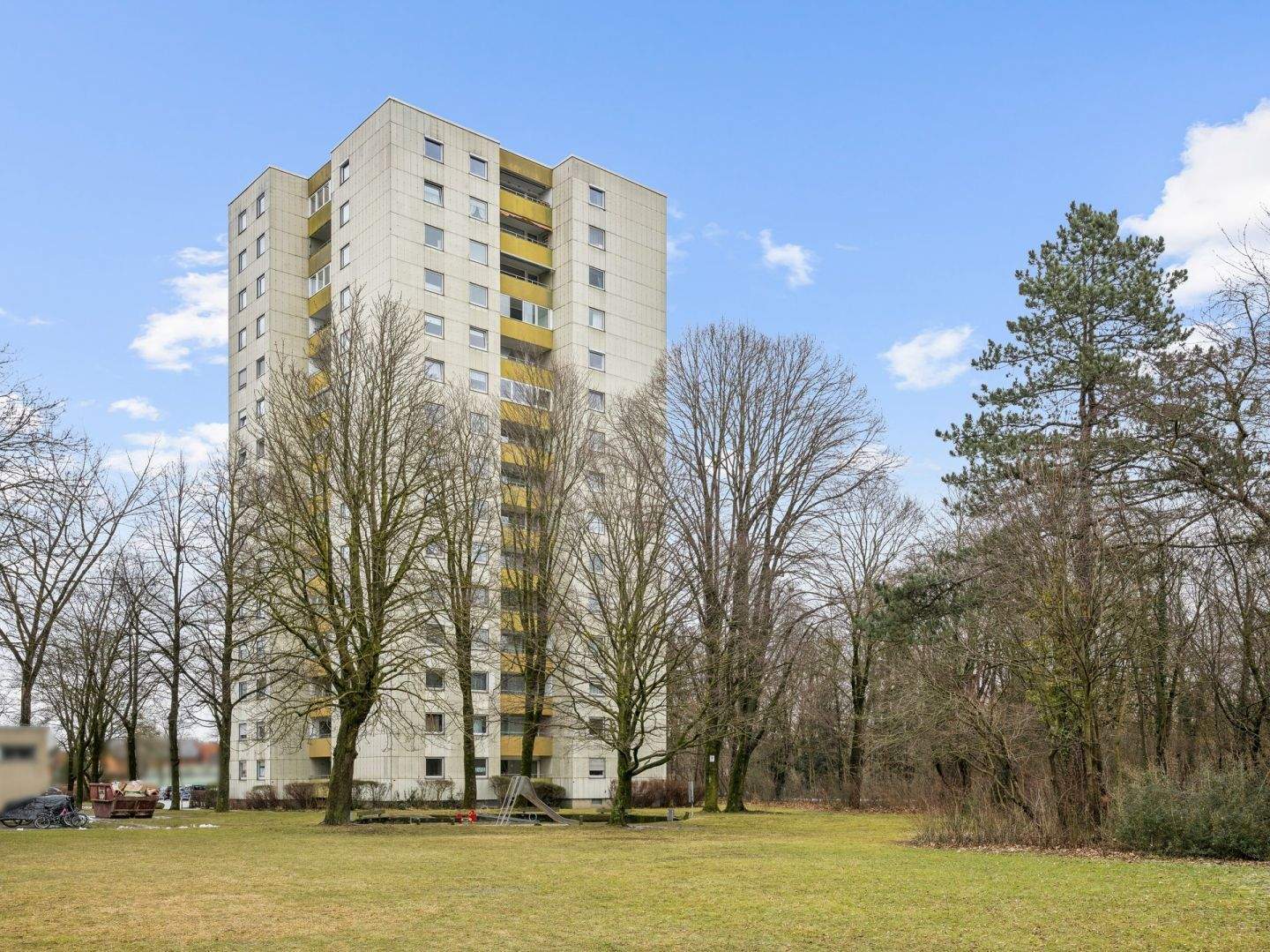 Renovierungsbedürftige, helle 3-Zimmer-Wohnung mit Weitblick, direkt am Lerchenauer See in München
