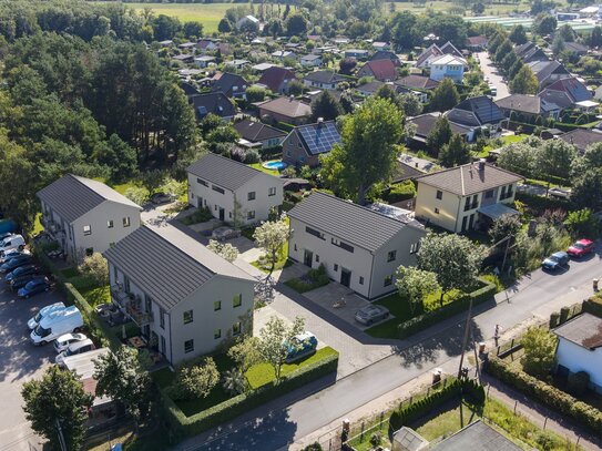 Mit Fußbodenheizung, modernem Bad, Balkon, Stellplatz u.v.m.: Neubau-Wohnung im Erstbezug in Bernau