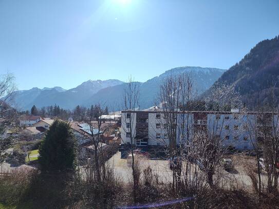 Ideale Ferienwohnung oder Kapitalanlage - 2-Zi.-OG-Whg. mit toller Bergsicht, S-Balkon und Garage in Pfronten zu verkau…
