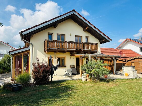 Einfamilienhaus mit großer Terrasse, Balkonen und großem Garten