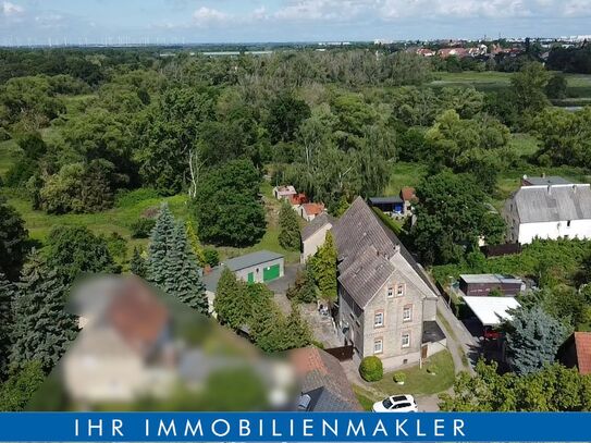 Dem Trubel der Stadt entfliehen und die Natur vor der Haustür: Großflächiges Grundstück mit EFH und viel Nebengelass in…