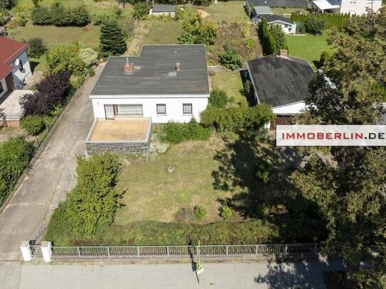 IMMOBERLIN.DE - Charaktervoller Bungalow mit Südwestterrasse, Garagen & großem Garten in familiärer Lage nahe der Havel