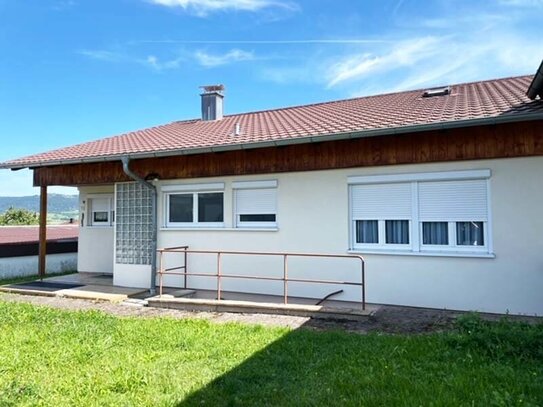 Bungalow mit Satteldach und Garage