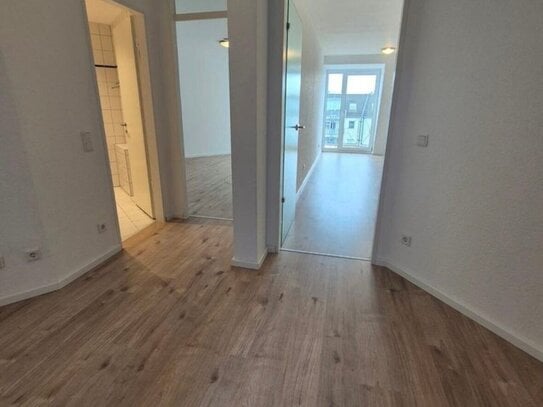 Erstbezug nach Sanierung mit Balkon: Stilvolle 2-Raum-Dachgeschosswohnung in Mönchengladbach